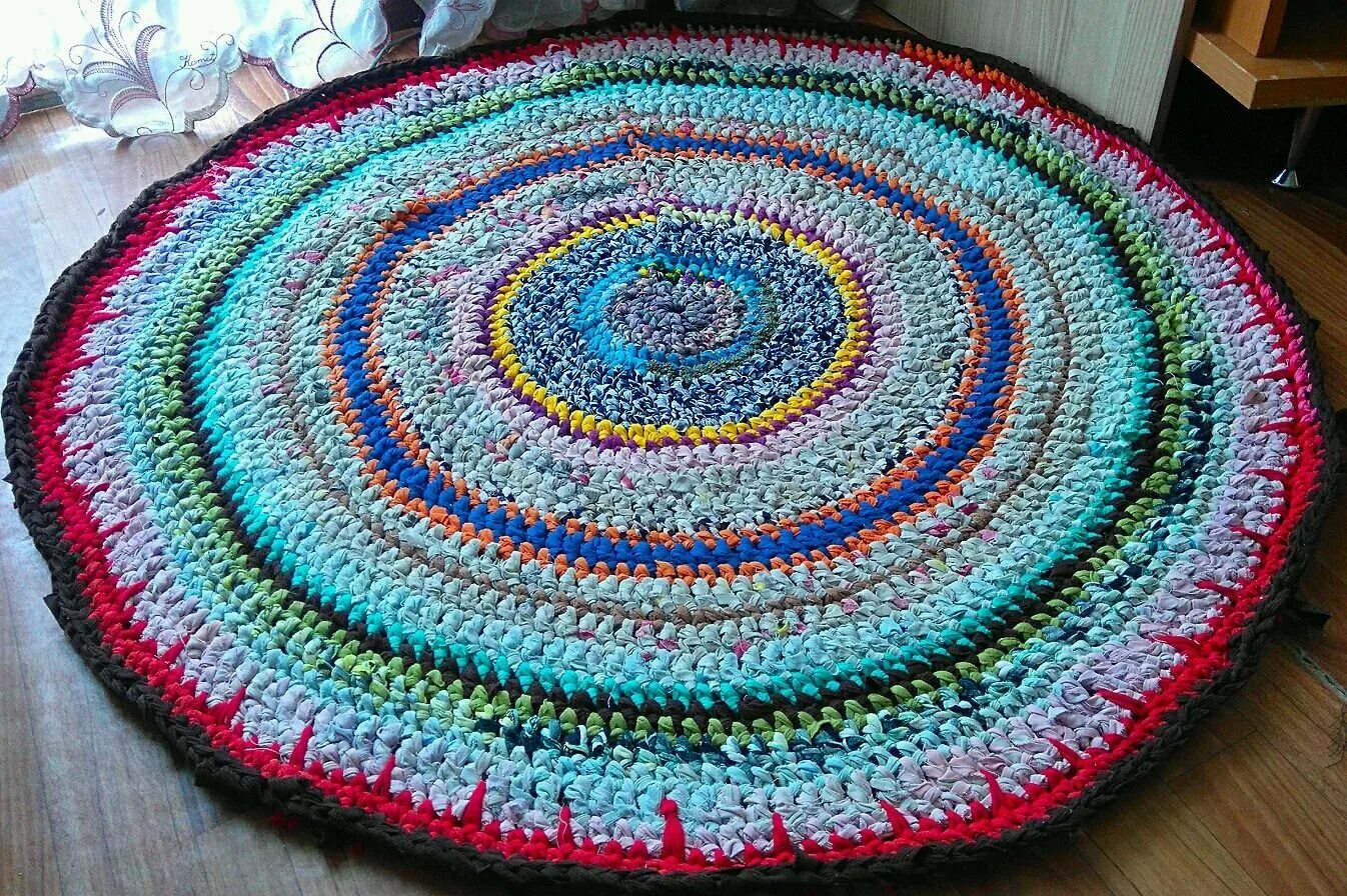 вязаные коврики. вязаные коврики. вязание крючком ковриков. вязаный ковер. коврик круглый из тряпок.