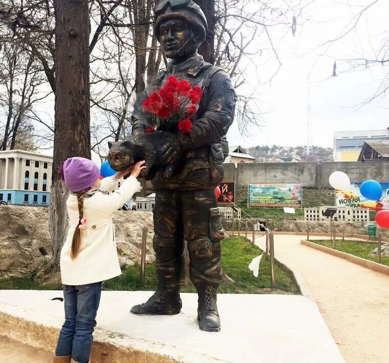 Памятник вежливым людям Симферополь. Памятник вежливым людям в Крыму в Севастополе. Памятник зеленым человечкам в Крыму. Статуя вежливые люди Севастополь.