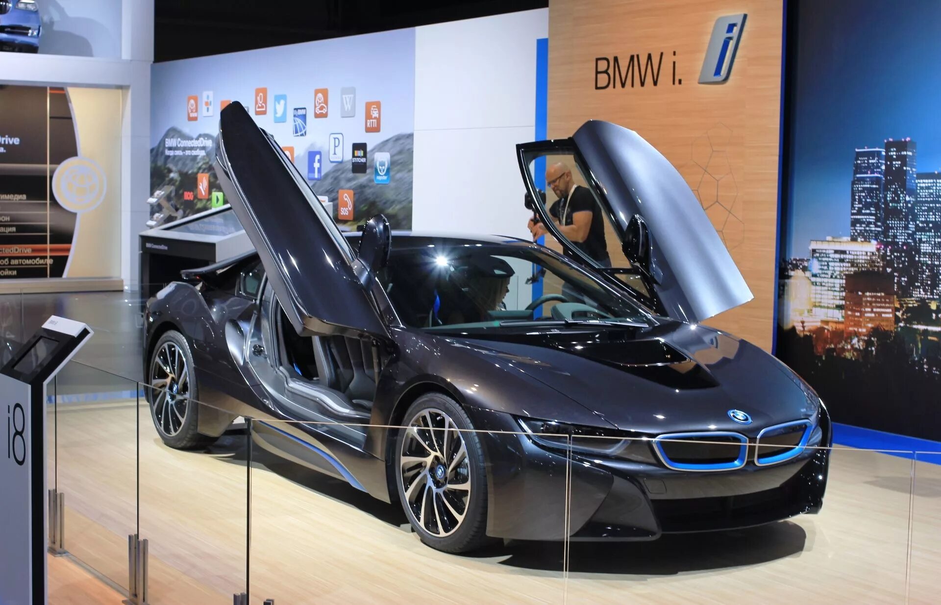 БМВ спорткар i8. BMW спорткар i8 черный. БМВ i8 автосалон. БМВ спорткар i8 в автосалоне.