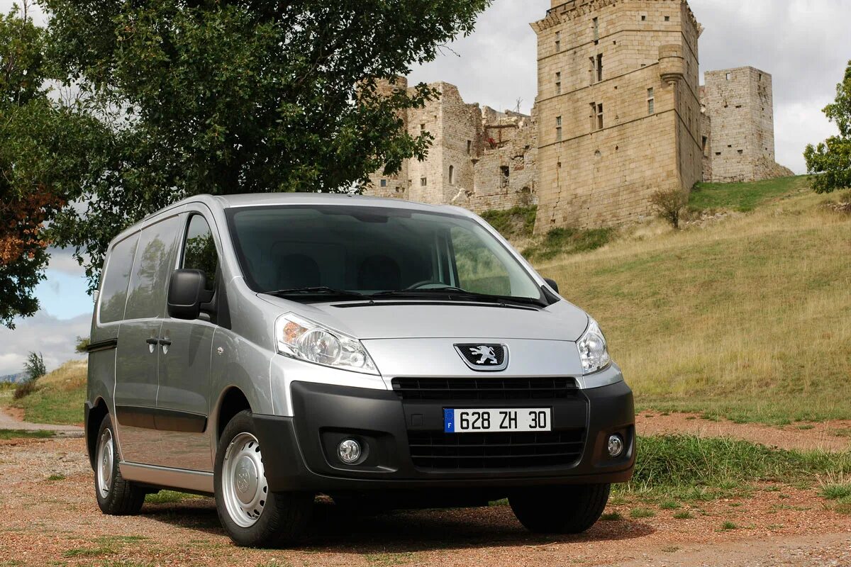 Французский автомобиль пежо. Citroen пежо. Peugeot -psa peugeot citroen. Citroen jumpy 3. Citroen spacetourer peugeot.