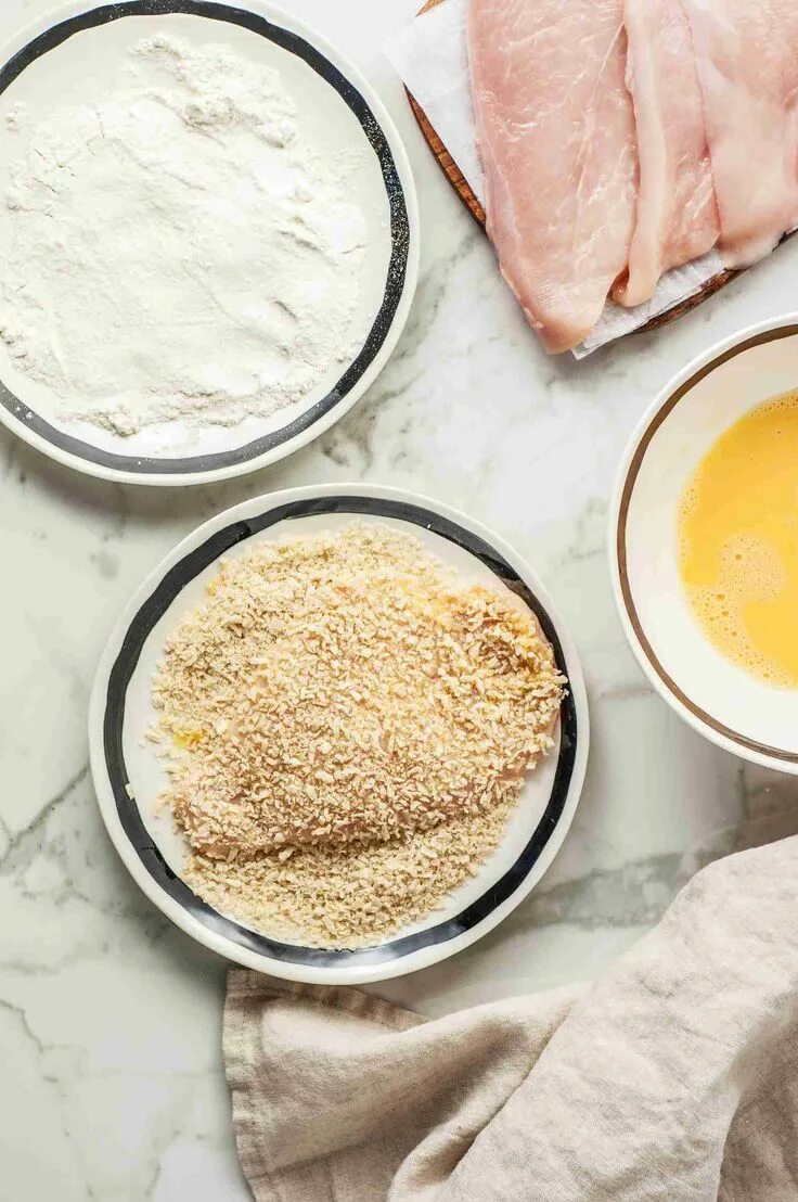 Куриное филе в панировке. Панировка. Панировка продуктов. Панирование котлет. Японская крошка панко.