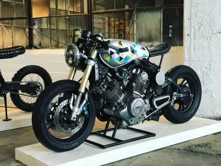 Кастом xros. Ямаха кастом. Yamaha кастом. Yamaha xv950r custom. Yamaha xv750 cafe racer.