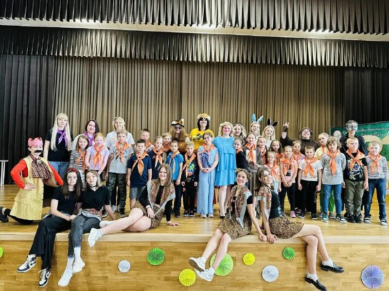 Выступления вожатых. Концерт детей в лагере. Концерт в детском лагере. Летний лагерь вожатский концерт. Лагерь незабудка куйбышев официальный сайт.