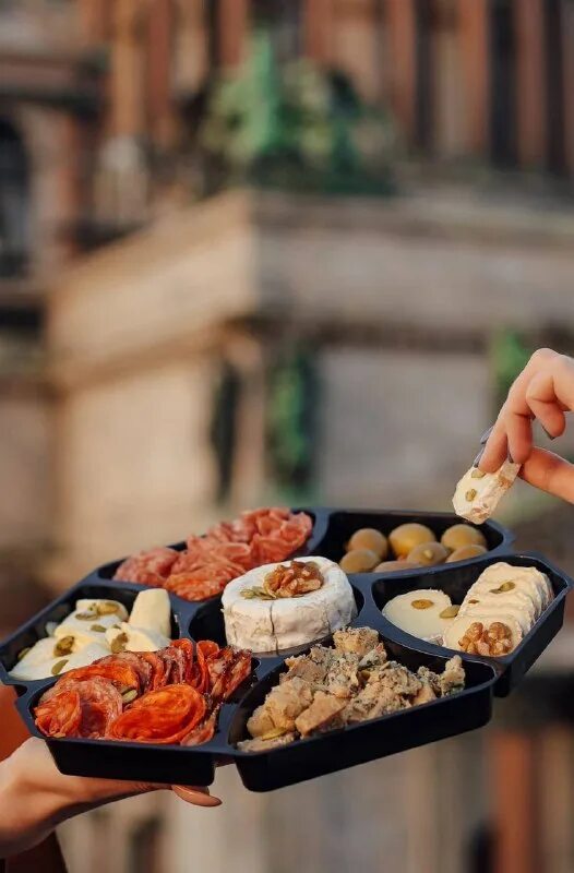 Магазин можно есть спб. Ресторан купцов елисеевых. Питерская шаверма. Сувениры из питера. Цитаты про петербург.