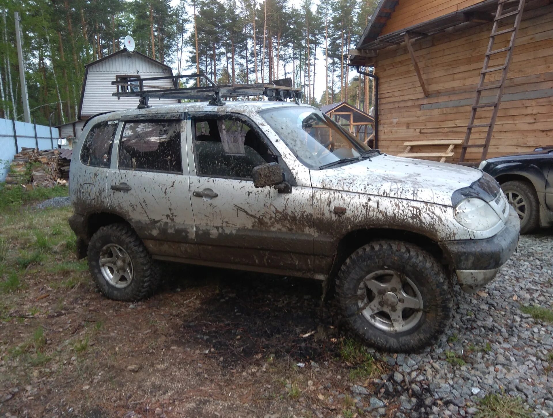 Chevrolet niva на фоне осеннего леса. Нива шевроле клуб. Шевроле нива клуб. Шевроле нива клуб. Нива клуб минивэн.