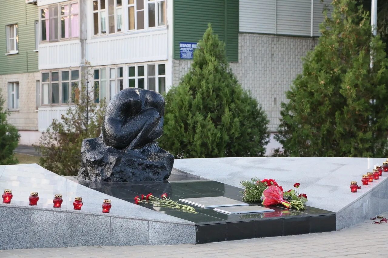 Памятник жертвам террора. Теракт в Волгодонске памятник. Волгодонск теракт 16.09.1999 памятник. Мемориал жертвам в Волгодонске. Волгодонск теракт мемориал мемориал.