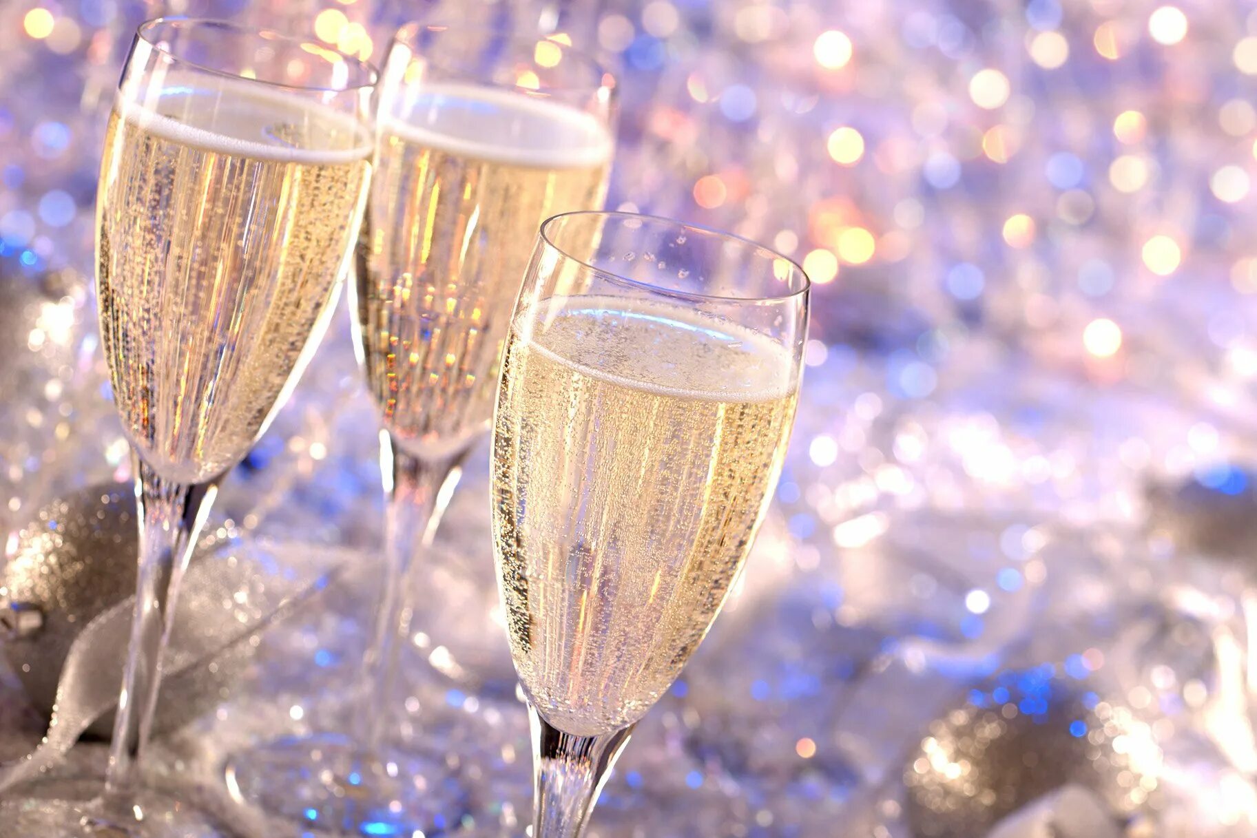 Videos champagne. Новогодние бокалы. Бокалы для шампанского. Новогодние бокалы с шампанским. Шампанское в бокале.