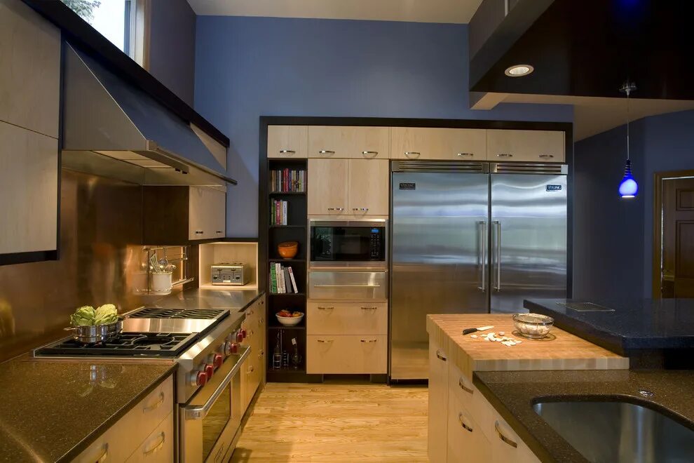 Встроенная кухня. Холодильник на кухне. Встраиваемая техника в интерьере кухни. Кухня с большим холодильником.