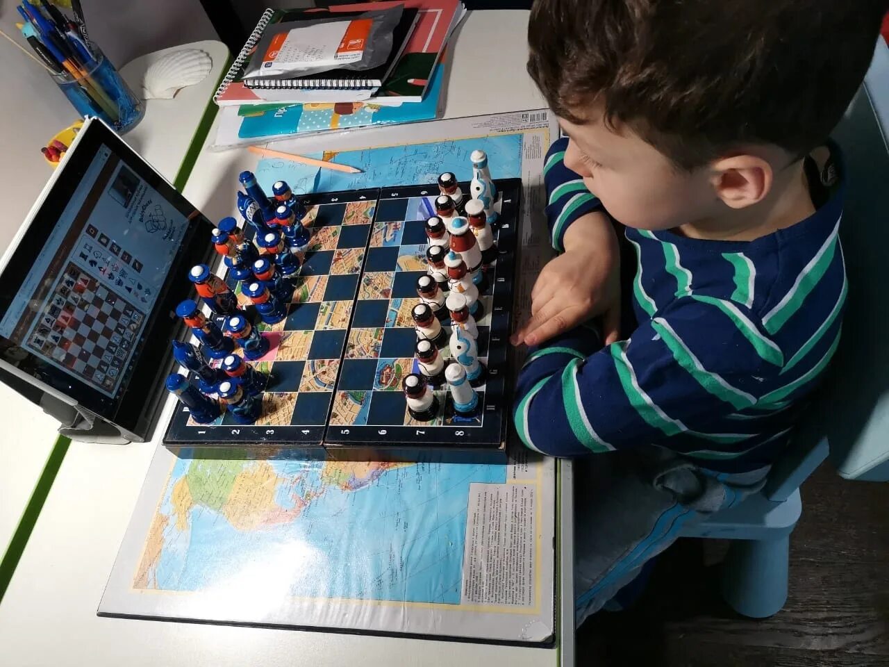Играй и учись с человеком. Шахматы для детей. Шахматы занятия для детей. Игра в шахматы дети. Занятия по шахматам для детей.