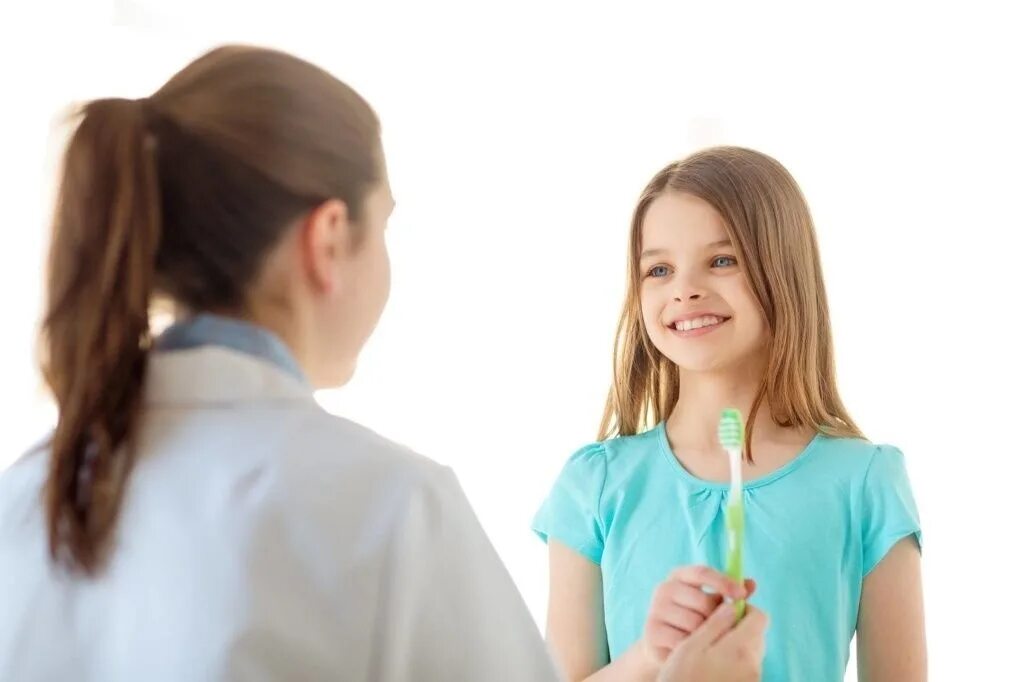 Детский стоматолог дарит девочке куклу. Высококачественные фото ребенок у стоматолога. Мальчик улыбка стоматолог. Врачи зуб даю