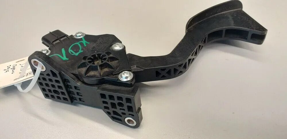 Подвесная педаль рав 4 ха50. Педали рав 4 2007. Рав 4 педаль газа. Toyota rav4 accelerator pedal connector. Рав 4 педаль газа.