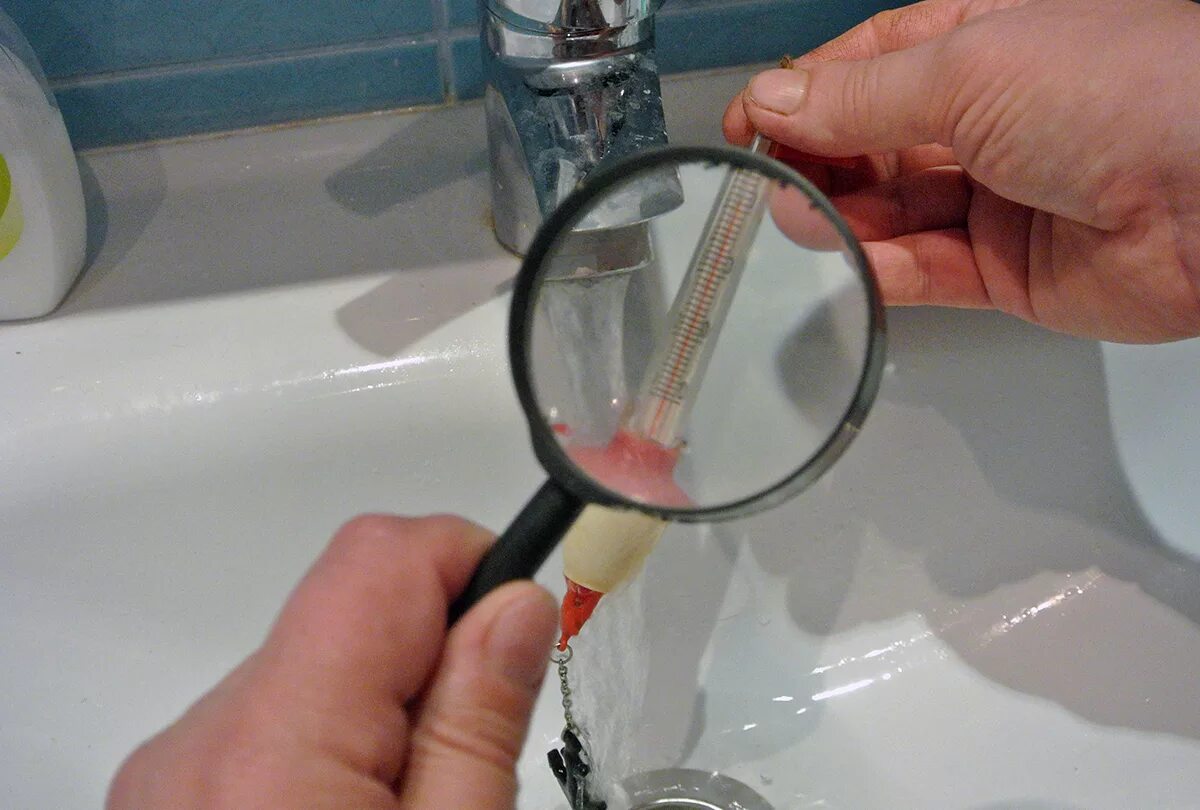 Сколько градусов вода из под крана. Нормы горячей воды в квартире температура. Температура холодной воды практическая работа. Температура теплой воды из под крана. Какая температура холодной воды.