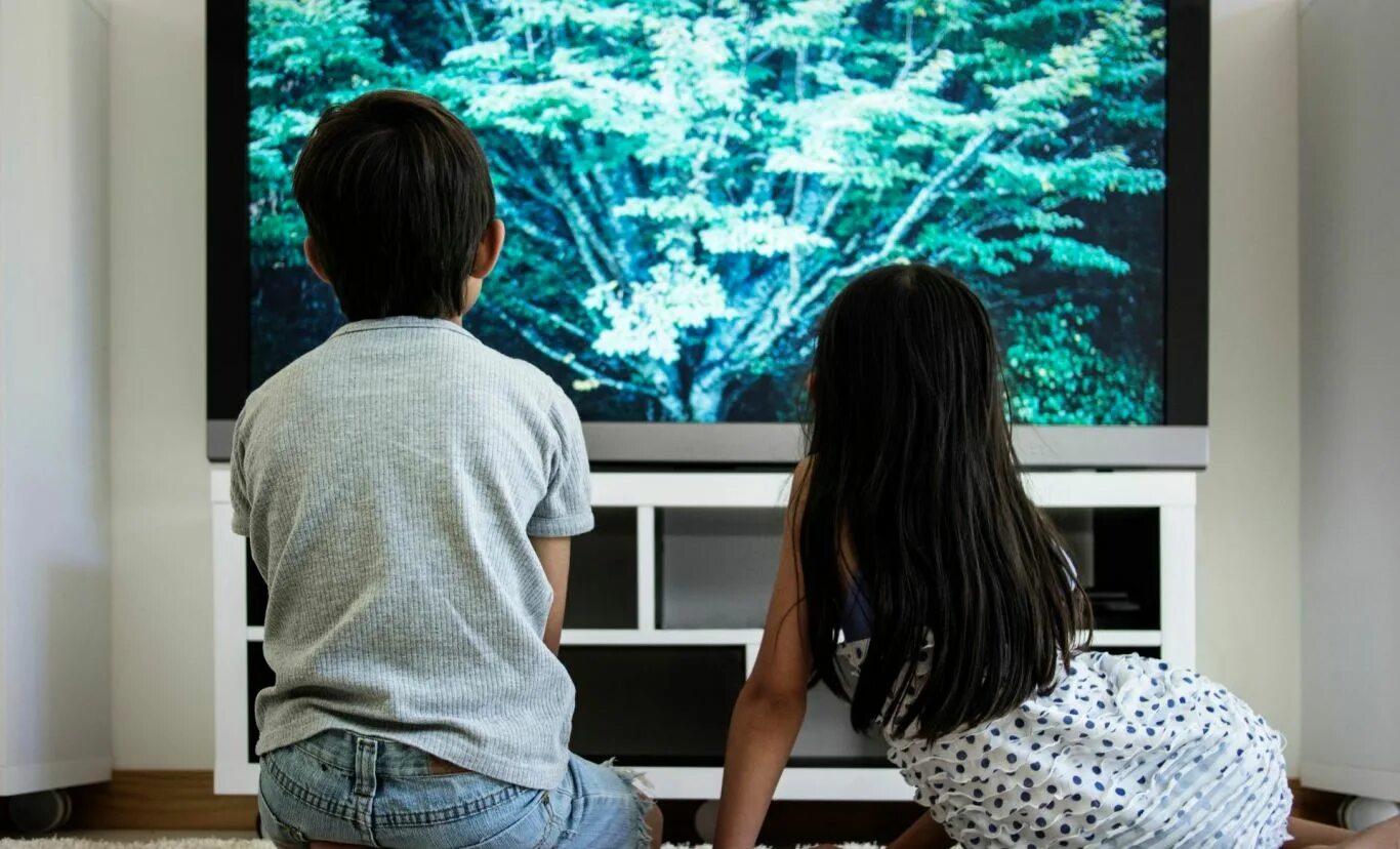 Подростки смотрят телевизор