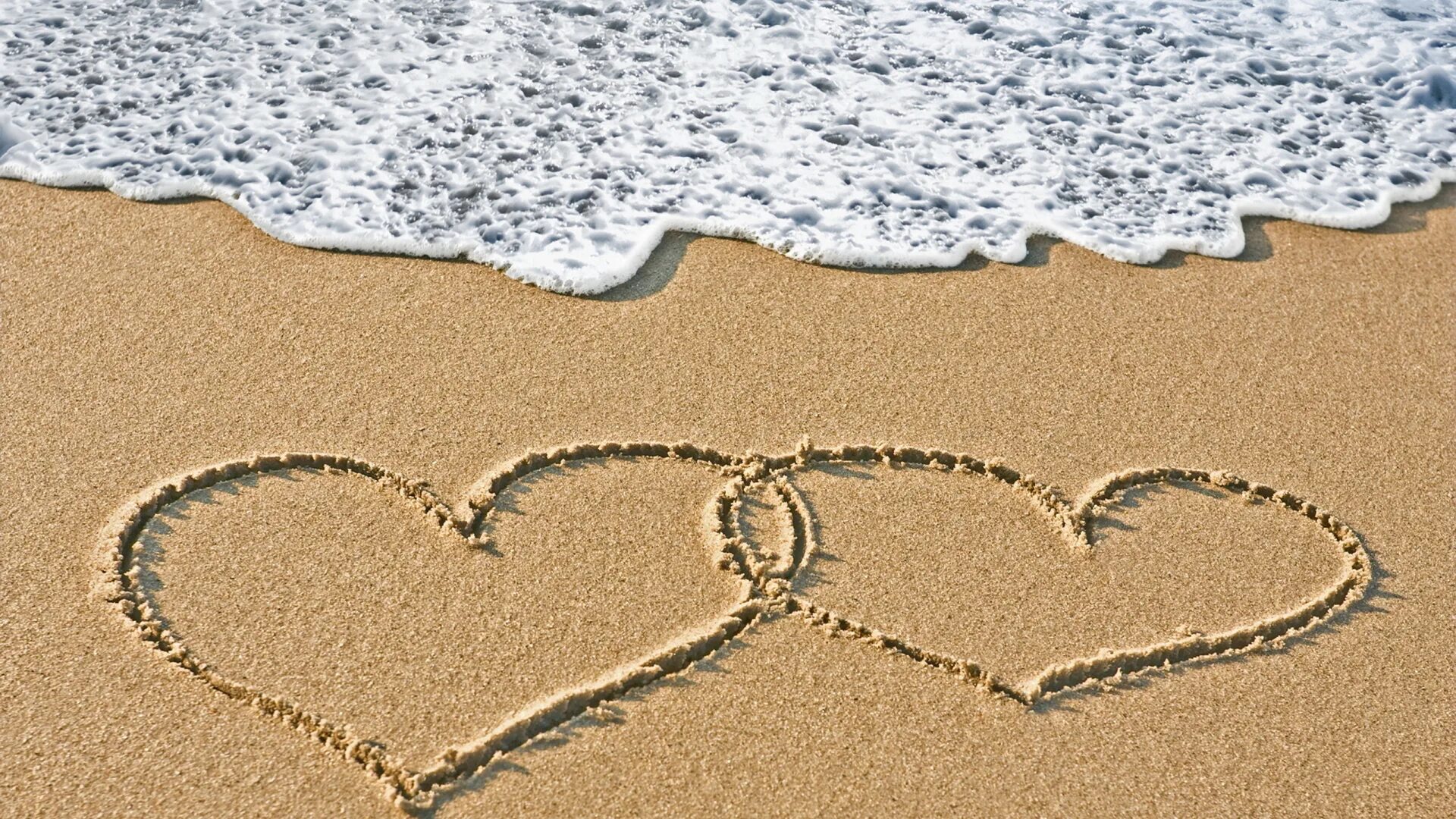 Можно картинки. Сердечко на песке. Сердце на пляже. Красивые картинки про любовь. Лето море любовь.