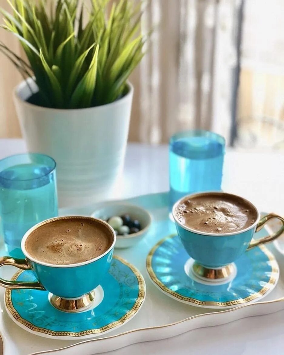 Два утра. Чашка кофе в голубом цвете. Кофе в голубой чашке. Чашечка кофе в голубых тонах. Кофе бирюза.
