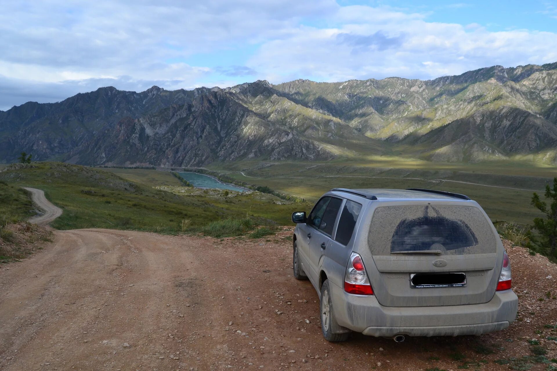 Путешествие на алтай самостоятельно на машине. На Алтай на Subaru Forester. Алтай путешествие на машине. Путешествие на автомобиле на Алтай летом. Аутлендер в Горном Алтае.