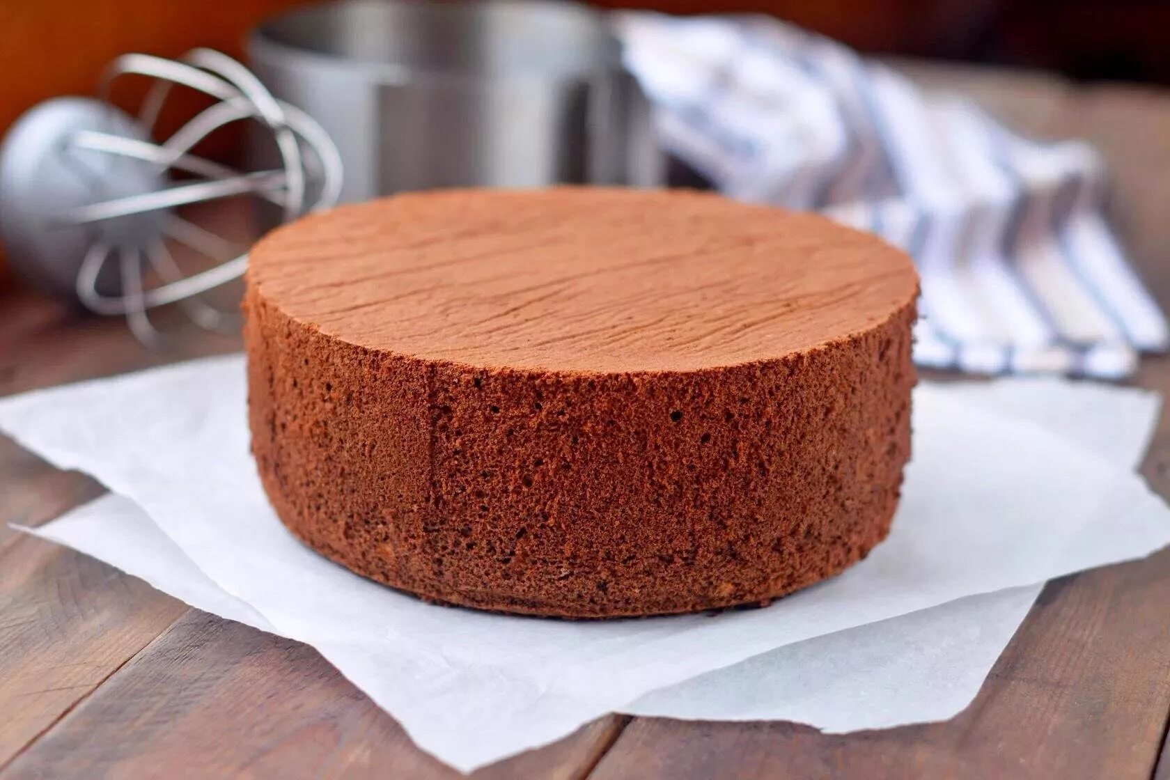 Рецепт высокого бисквита. Шоколадный шифоновый бисквит. Корж шифоновый шоколадный бисквит. Шифоновый бисквит с какао. Шоколадный шифоновый бисквит торт.