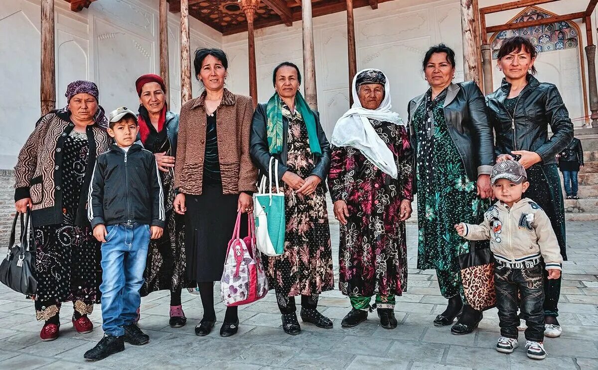 Туркмены и узбеки. Узбекская семья. Узбеки и туркмены. Таджик и узбек. Туркмены и узбеки разница.