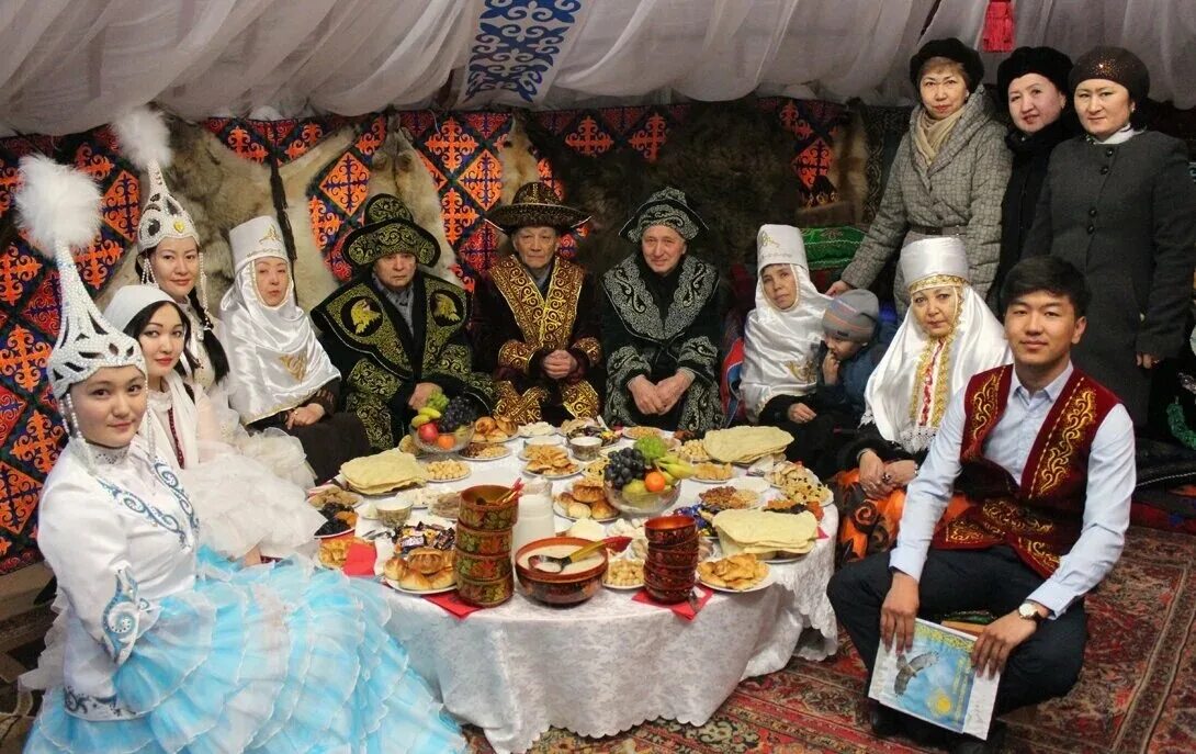 Kazakh traditional. Казахская традиция кудалык. Казахский дастархан традиция казахского народа. Наурыз Казахстан дастархан. Традиционное застолье в Казахстане.