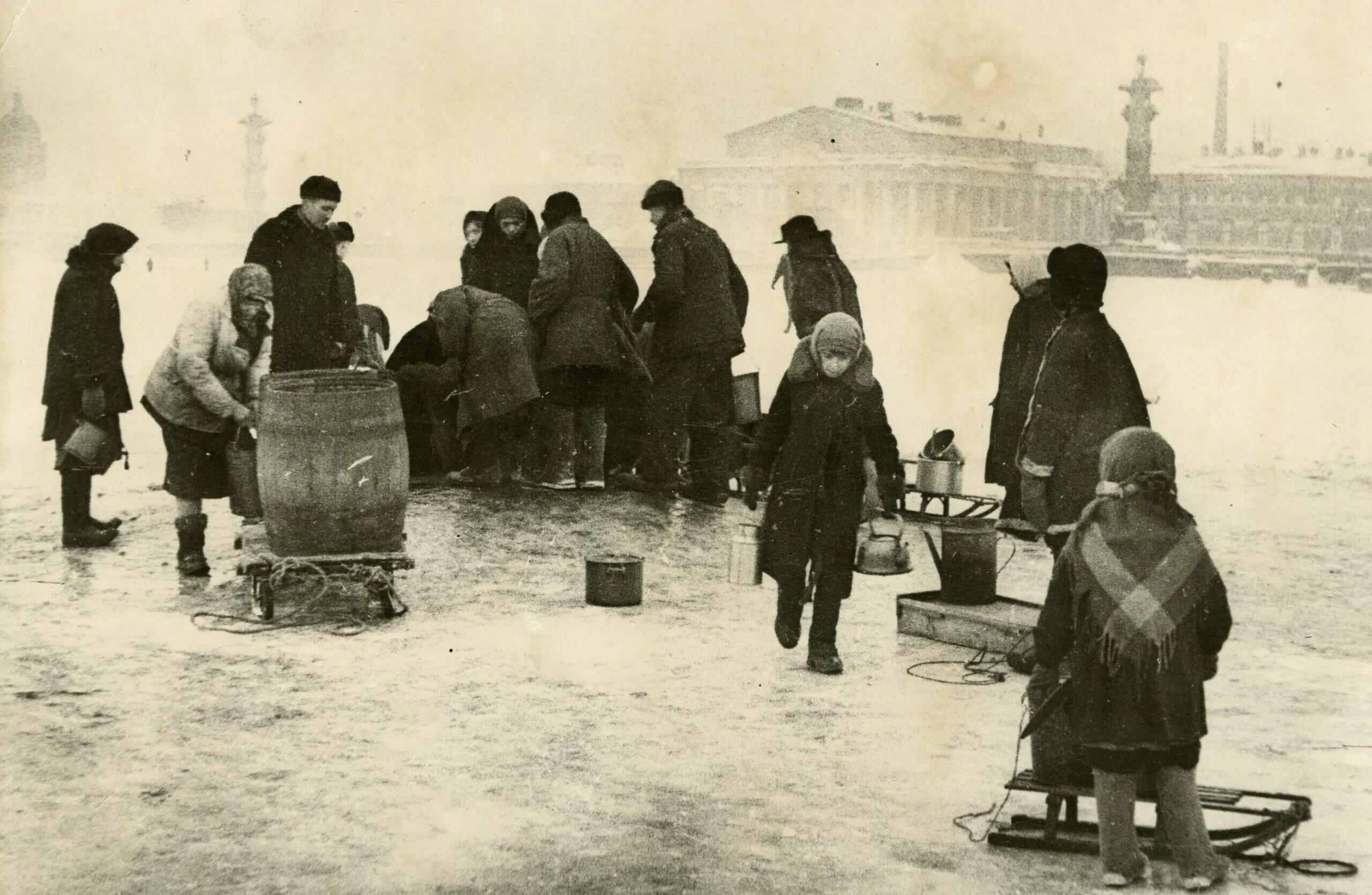 Мирная блокада. Прорубь в блокадном Ленинграде. Жители блокадного Ленинграда. Вода в блокадном Ленинграде.