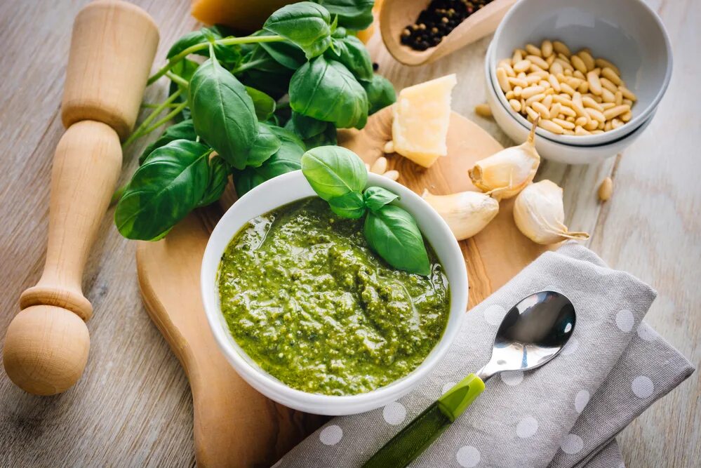 Pesto alla. Pesto Genovese соус песто. Песто из базилика Италия. Соус песто alla Genovese. Соус песто с базиликом.