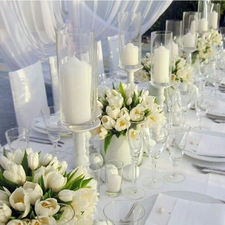 Украшение зала в белом цвете. Украшение свадебного банкета. Украшение свадебного зала. Украшение свадебного зала цветами. Декор свадебного стола.