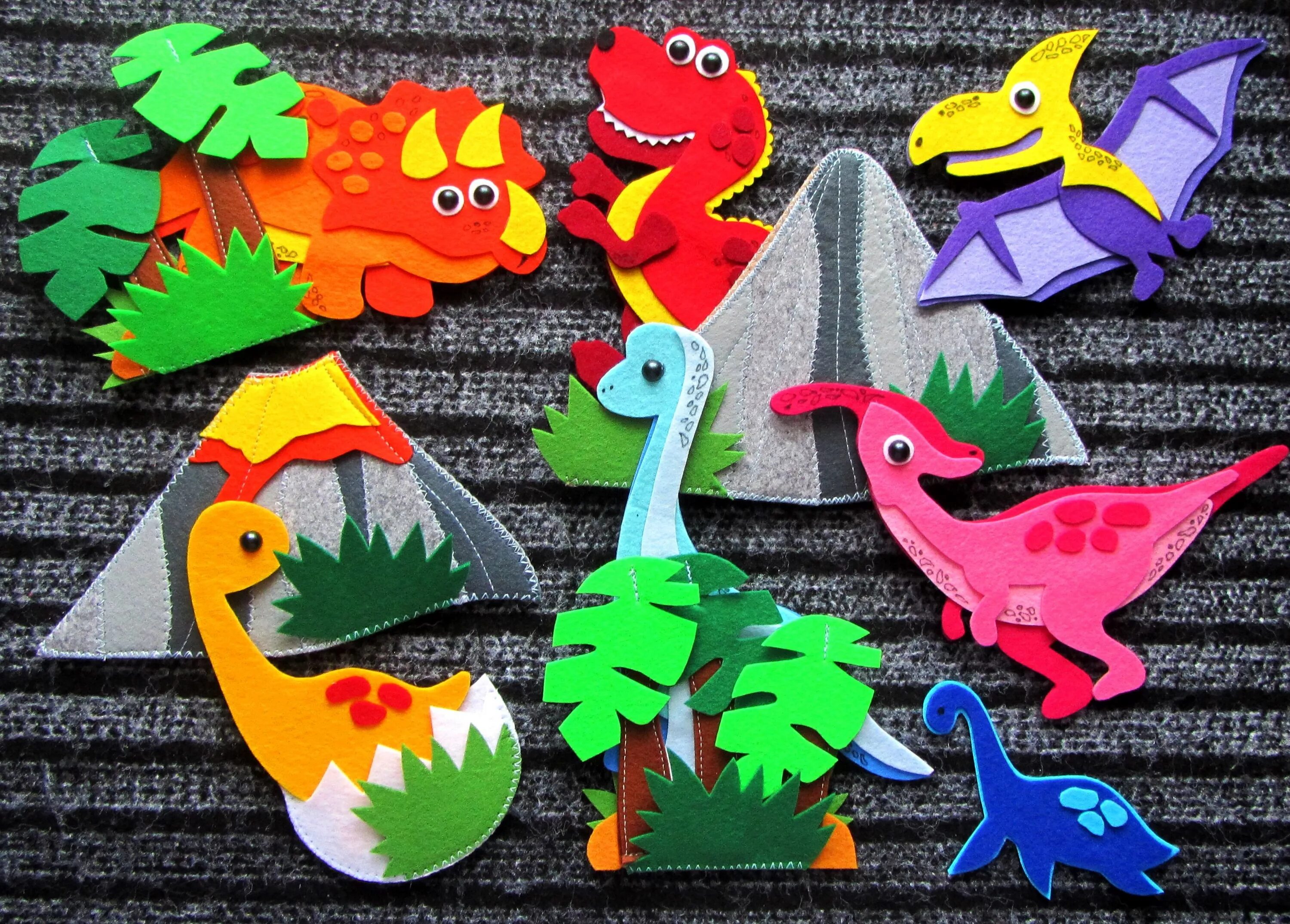 Игрушки из фетра динозавры. Динозаврики из фетра. Игрушка из фетра динозаврик. Игрушка из фетра динозаврик. Динозаврики из фетра.
