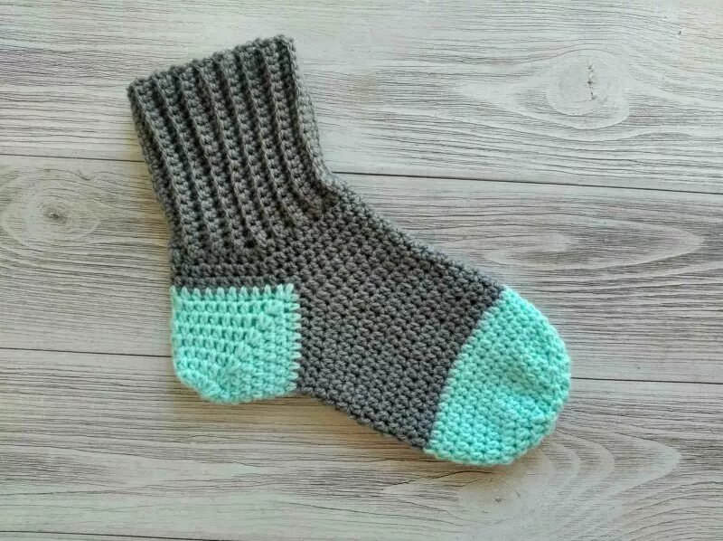 Носки вязание схема 39 размер. Вязание спицами для детей носки на 5 спицах для начинающих с описанием. Связать носок 41 размера. Схема вязания носков на 5 спицах мужские 39 размера. Вязаные носки?мужские резинка.