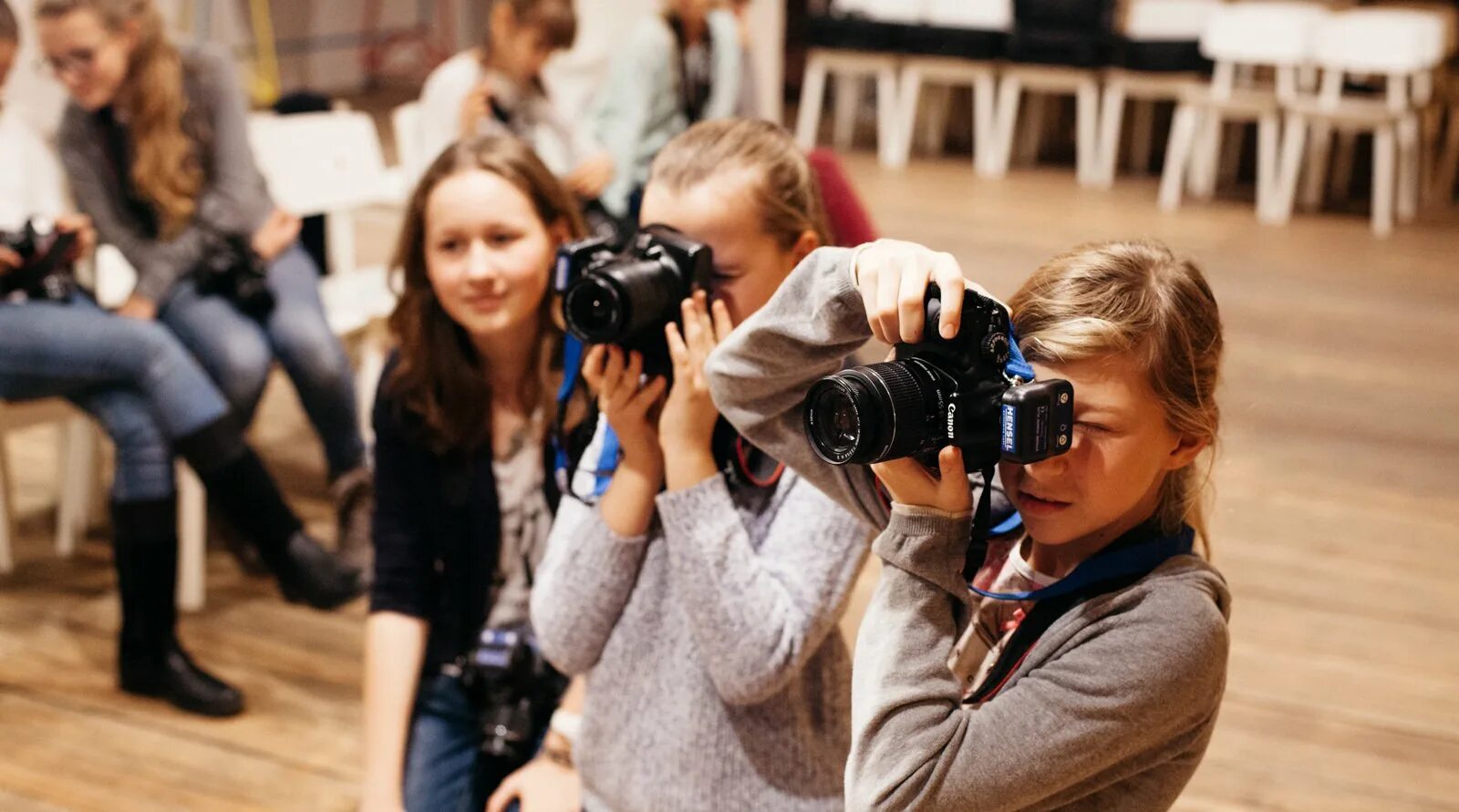 Видео учиться. Фотокружок для детей. Фотокурсы для детей. Подросток с фотоаппаратом. Подросток фотографирует.