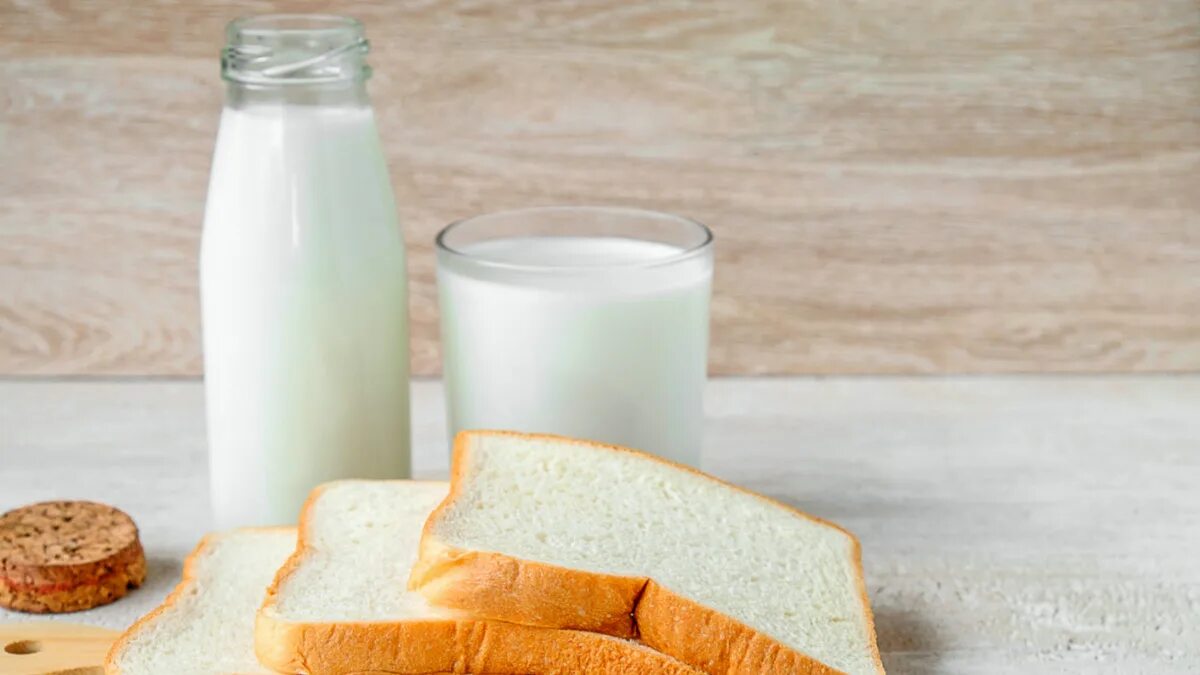 Хлеб сахар вода. Хлеб и молоко. Молоко сыр хлеб. Белый хлеб с молоком. Хлеб молоко яйца.