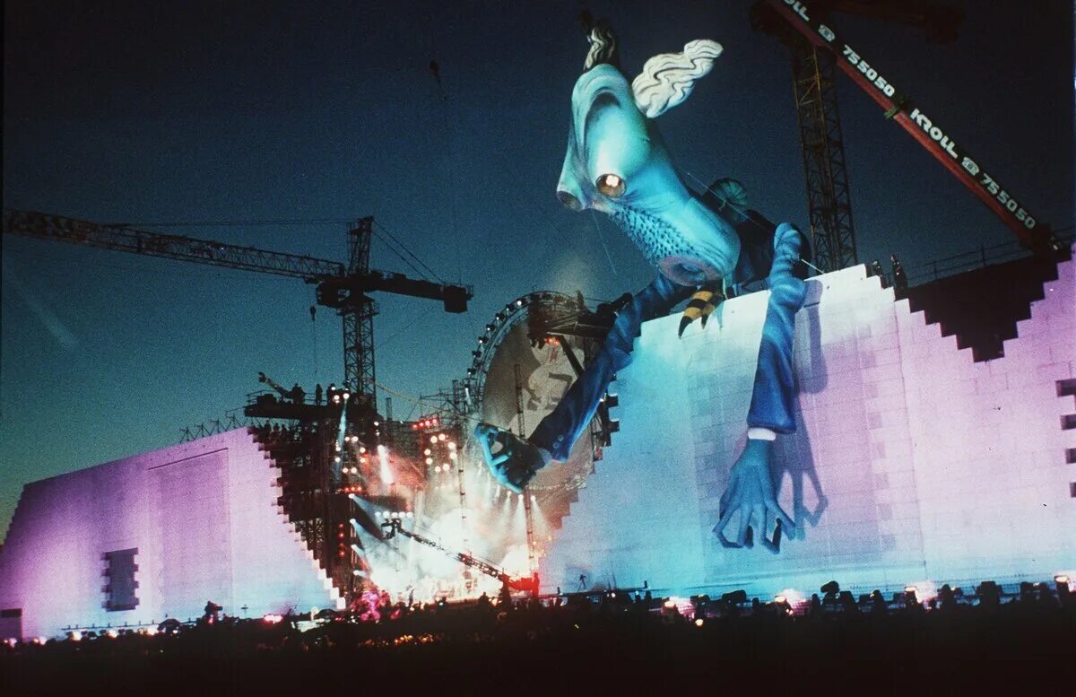 Последнее шоу стена. The Wall Live in Berlin Роджер Уотерс. Концерт Pink Floyd the Wall 1980. Пинк Флойд стена концерт в Берлине. Пинк Флойд Роджер Уотерс концерт.
