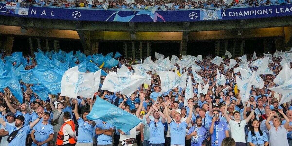 Фанатки манчестер сити. Man city fans. Фанаты манчестер сити. Манчестер сити чемпионство. Фанатки манчестер сити.