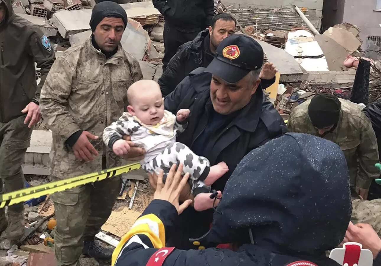 Спасенные землетрясение. Малыш из под завалов в Турции.