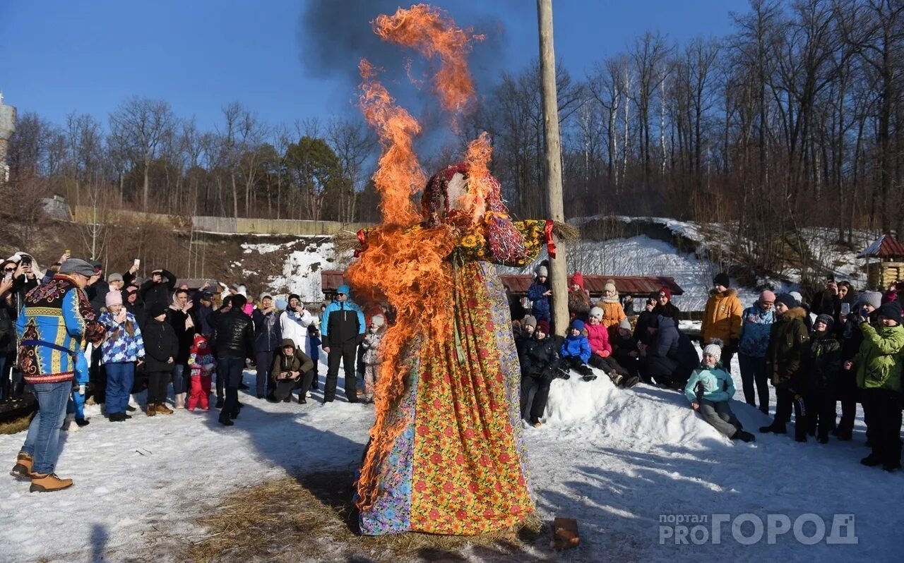 Сожжение Масленицы Пенза парк Белинского. Праздник Масленица сожжение чучела. Чучело на Масленицу. Масленица в городе. Где пройдут проводы русской зимы