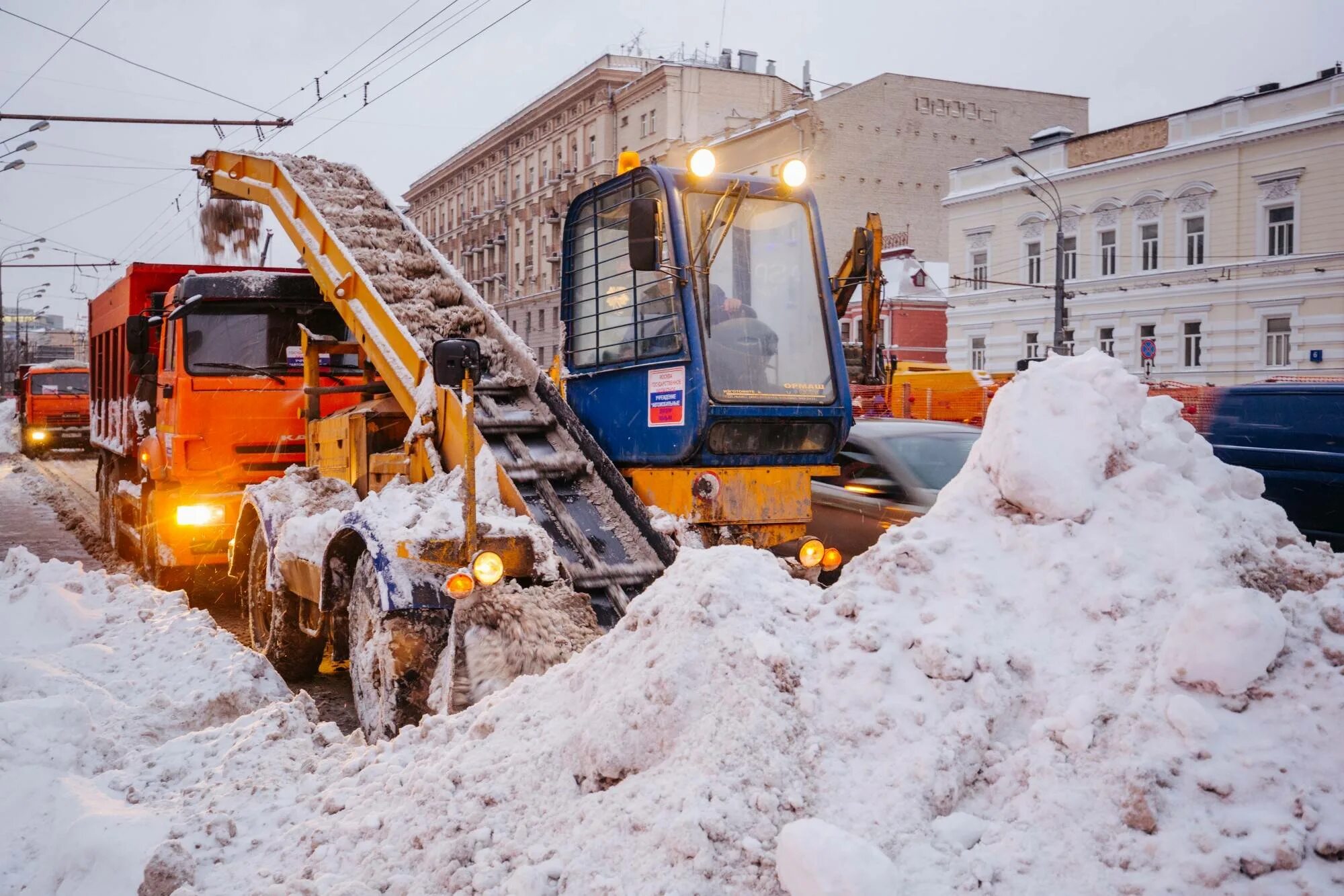 Зимняя очистка снега. Механизированная уборка снега. Снегоуборочные машины для города. Снегоуборочная машина для дорог города. Уборка снега в Москве.