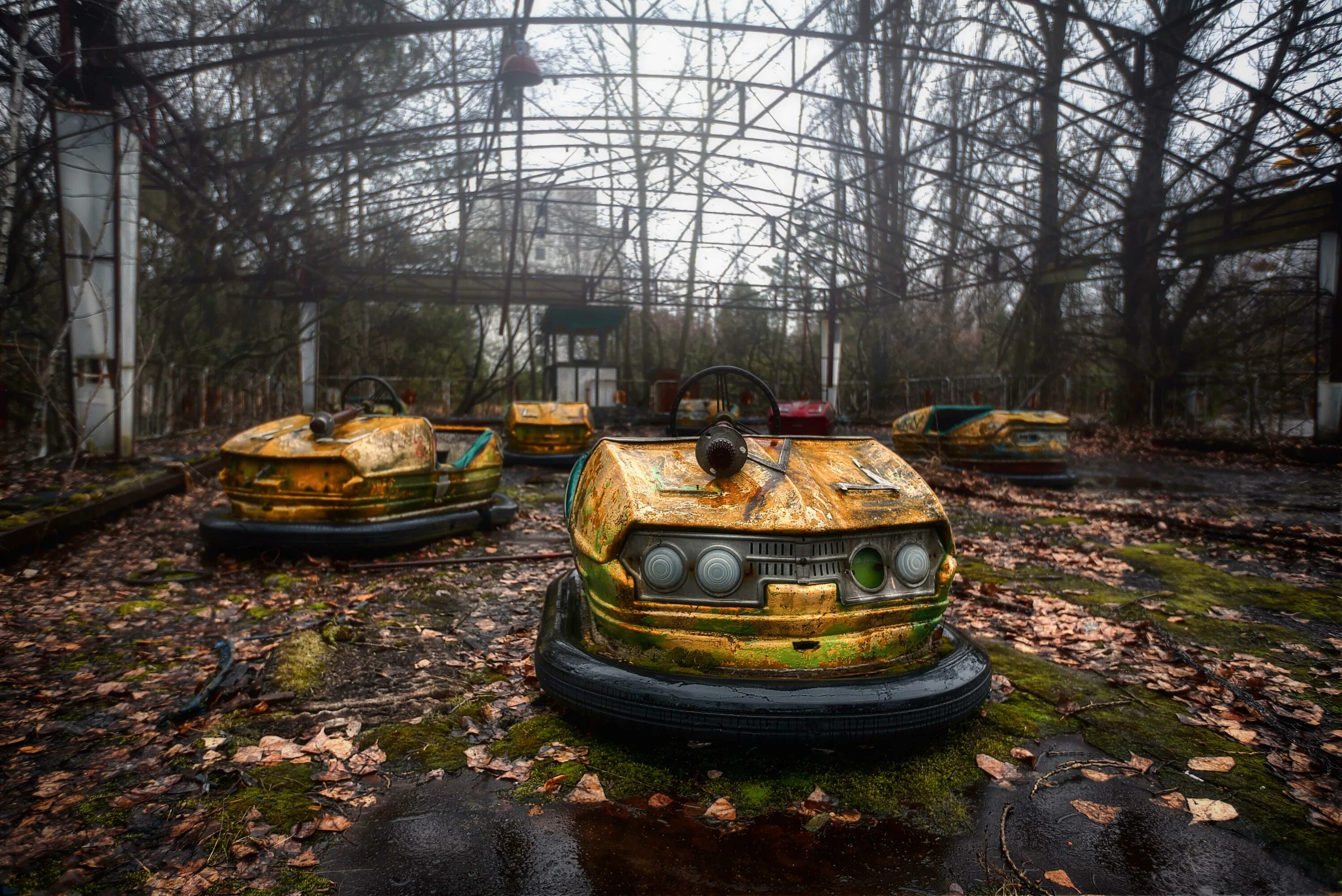 Pripyat chernobyl. Зона отчуждения Чернобыльской АЭС. Заброшенный Чернобыль зона отчуждения. Припять зона отчуждения 2020. Чернобыль зона отчуждения ЧАЭС.