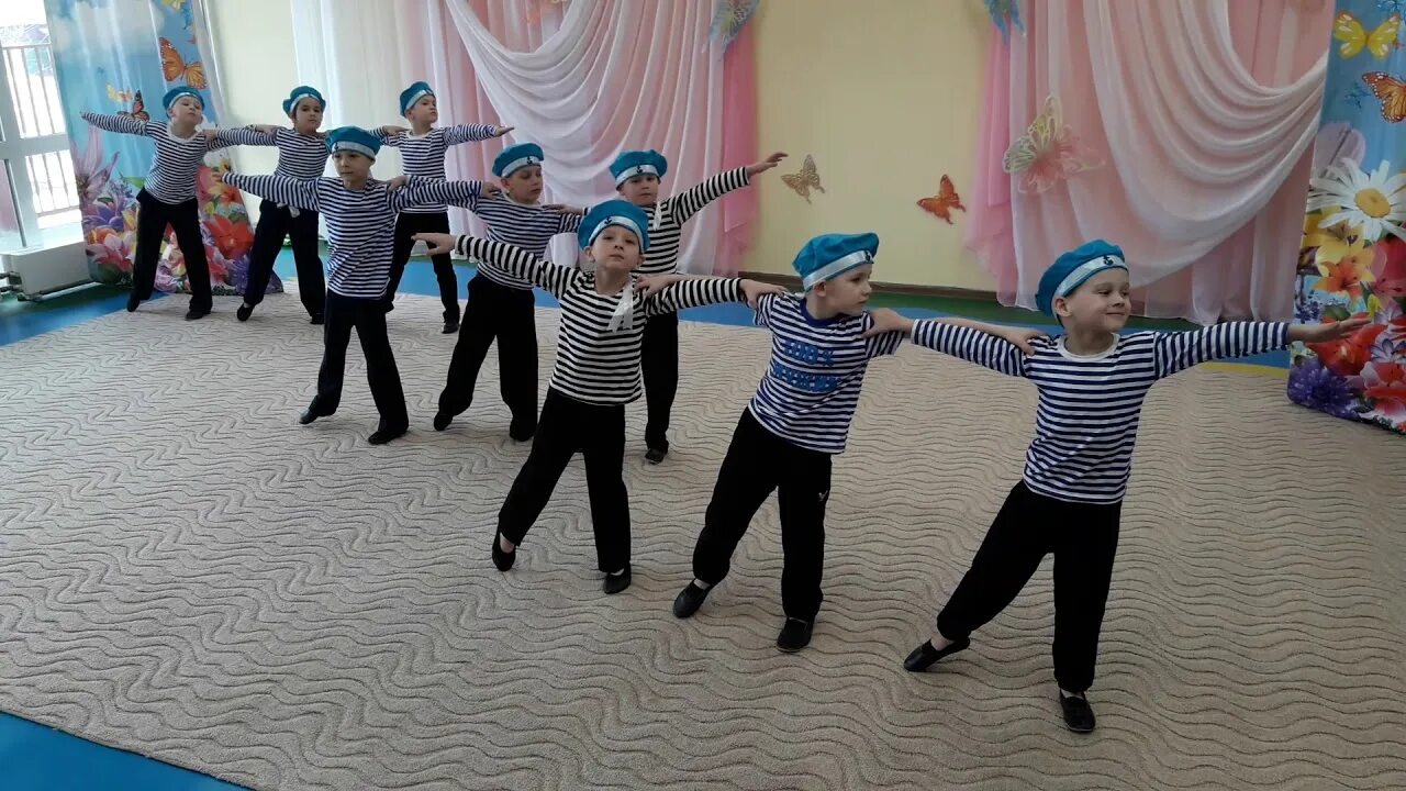 На палубе матросы танец. Танец морячков в детском саду. Матросский танец в детском саду. Танец морячка старшая группа в детском саду. Танец моряков в детском саду.