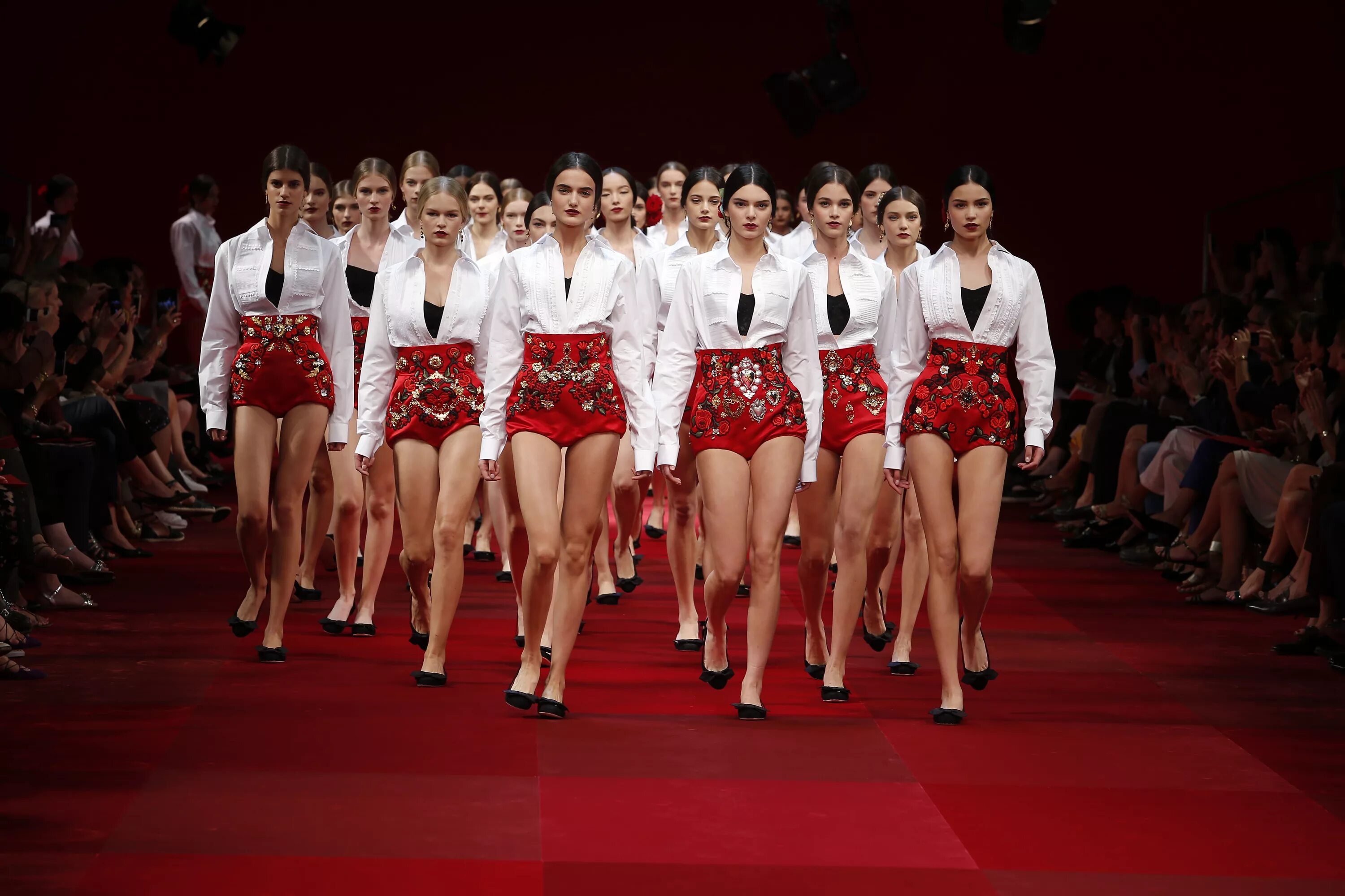 Fashion show Дольче Габбана. Dolce Gabbana ss2015. Dolce Gabbana Runway 2022. Дольче Габбана испанская коллекция. Дольче габбана видео