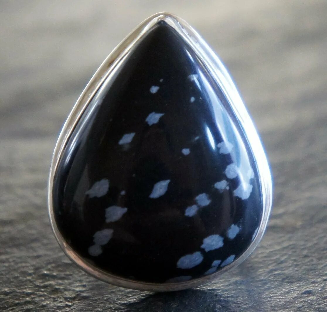 Вулканическое стекло обсидиан. Пехштейн обсидиан. Пехштейн обсидиан. Obsidian что это. Вулканическое стекло обсидиан.