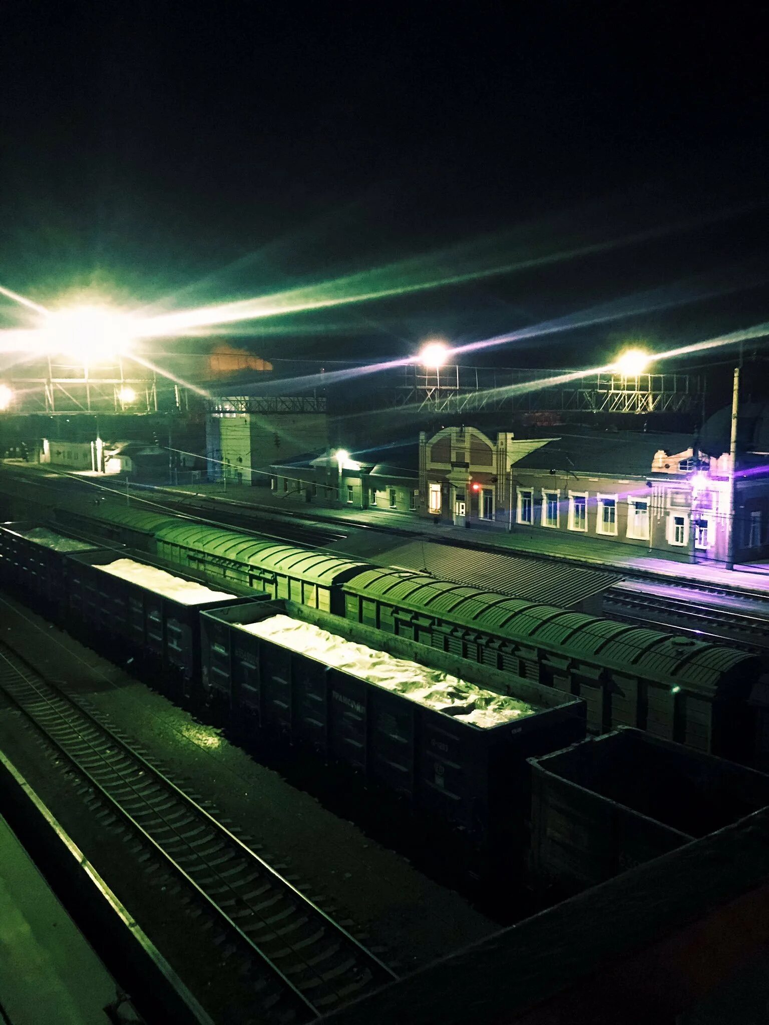 Ночной вокзал. Поезд ночью. Ставропольский ЖД вокзал ночью. Чаны вокзал ночью. Ли вокзале