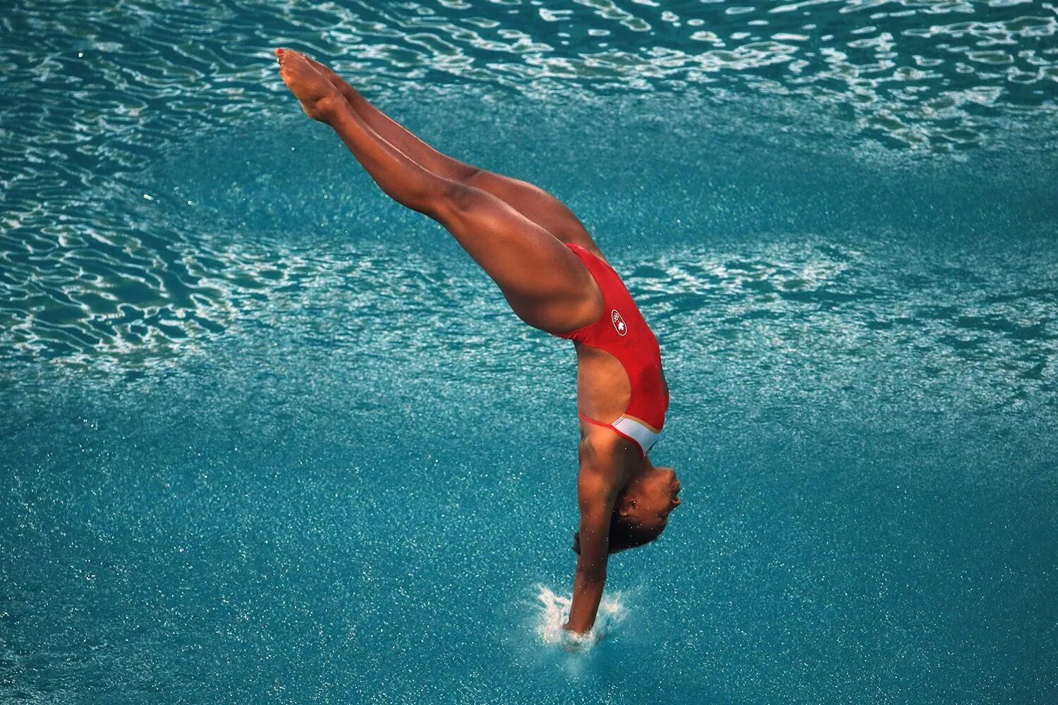 Прыжки в воду. Плавание прыжки в воду. Красивые прыгуньи в воду. Человек ныряет.