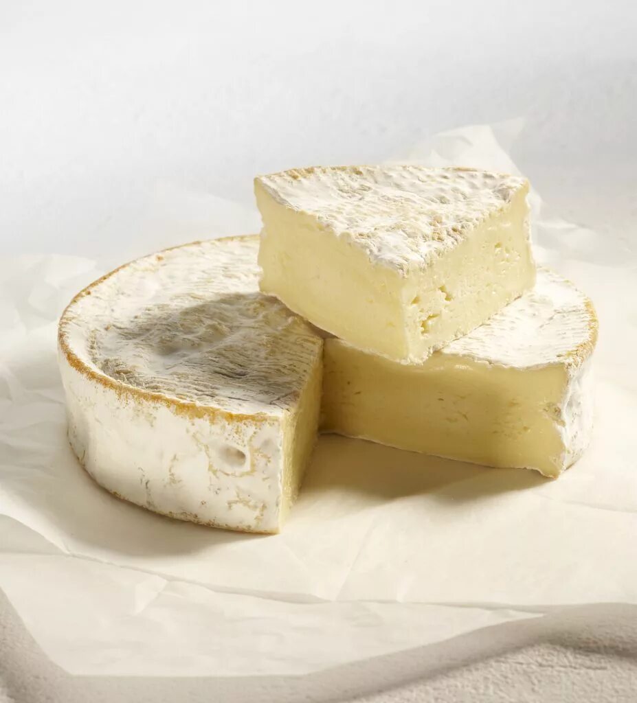 Сыры бри и камамбер. Сыр мягкий камамбер. Как есть сыр с белой плесенью. Сыр бри де куломье. Как есть сыр с белой плесенью.