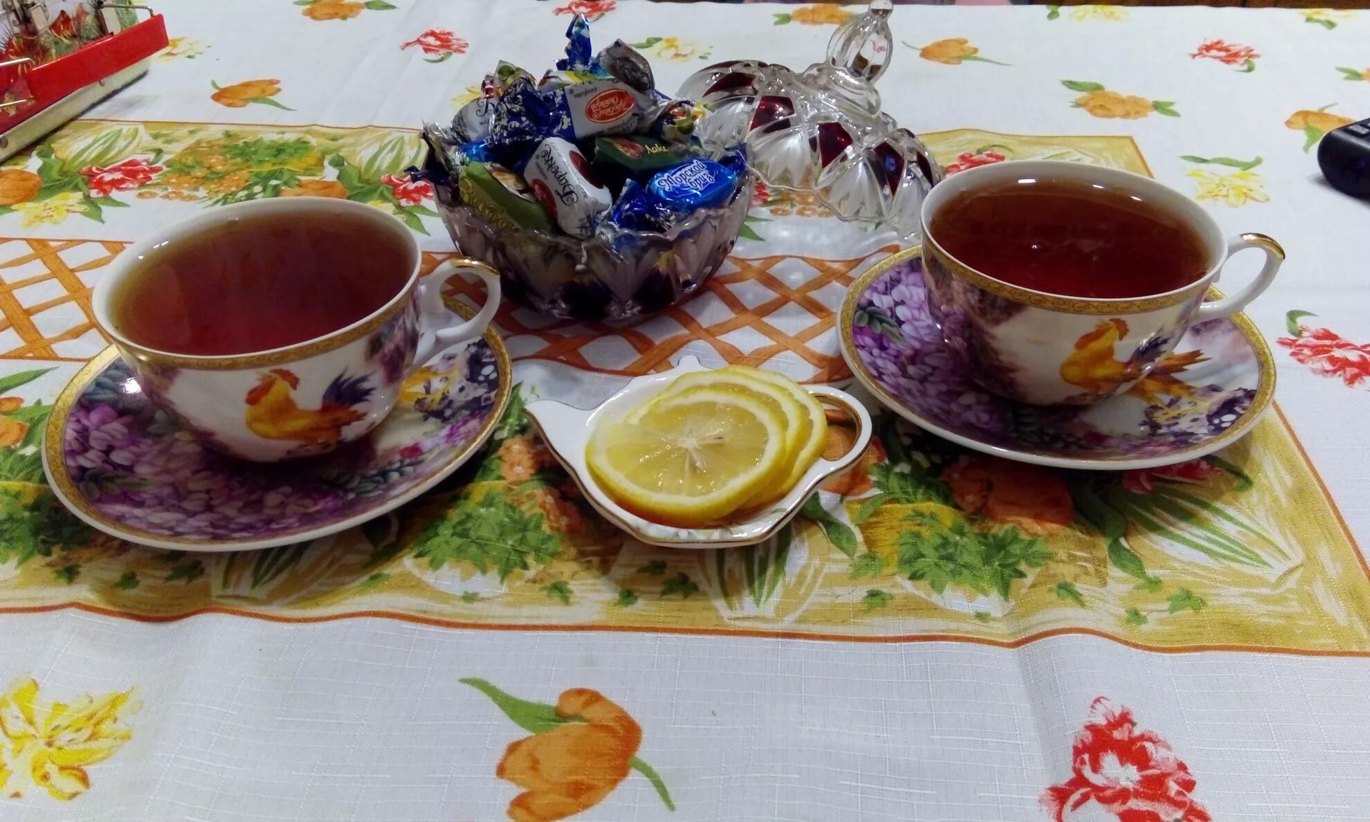 Заваривая чай мне хотелось угостить друзей вкусным. Чашка с чаем. Вечернее чаепитие. Чаепитие с конфетами. Две кружки чая.