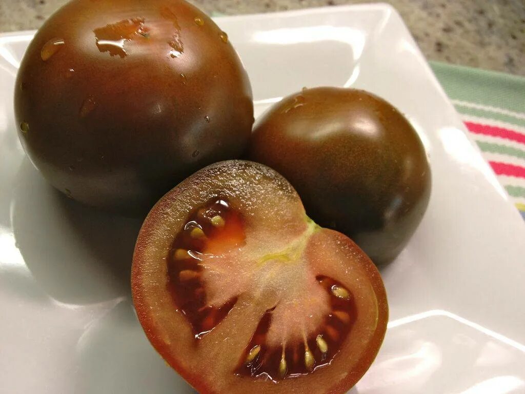 Томат кумато. Черри кумато. томаты кумато. кумато сорт помидор. черные помидоры кумато.