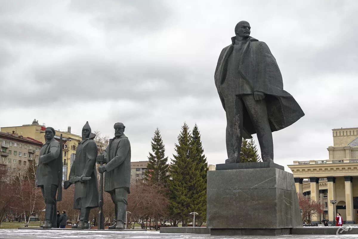 Памятник ленину нск. Памятники на площади ленина нск. Ленин в новосибирске. Ленин в новосибирске. Статуи на площади ленина новосибирск.