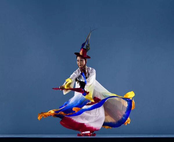 Мудан корея шаман. Религии в корее шаманизм. Мудан корея. Обряд шаманизма в корее мудан. Шаманизм в корее.