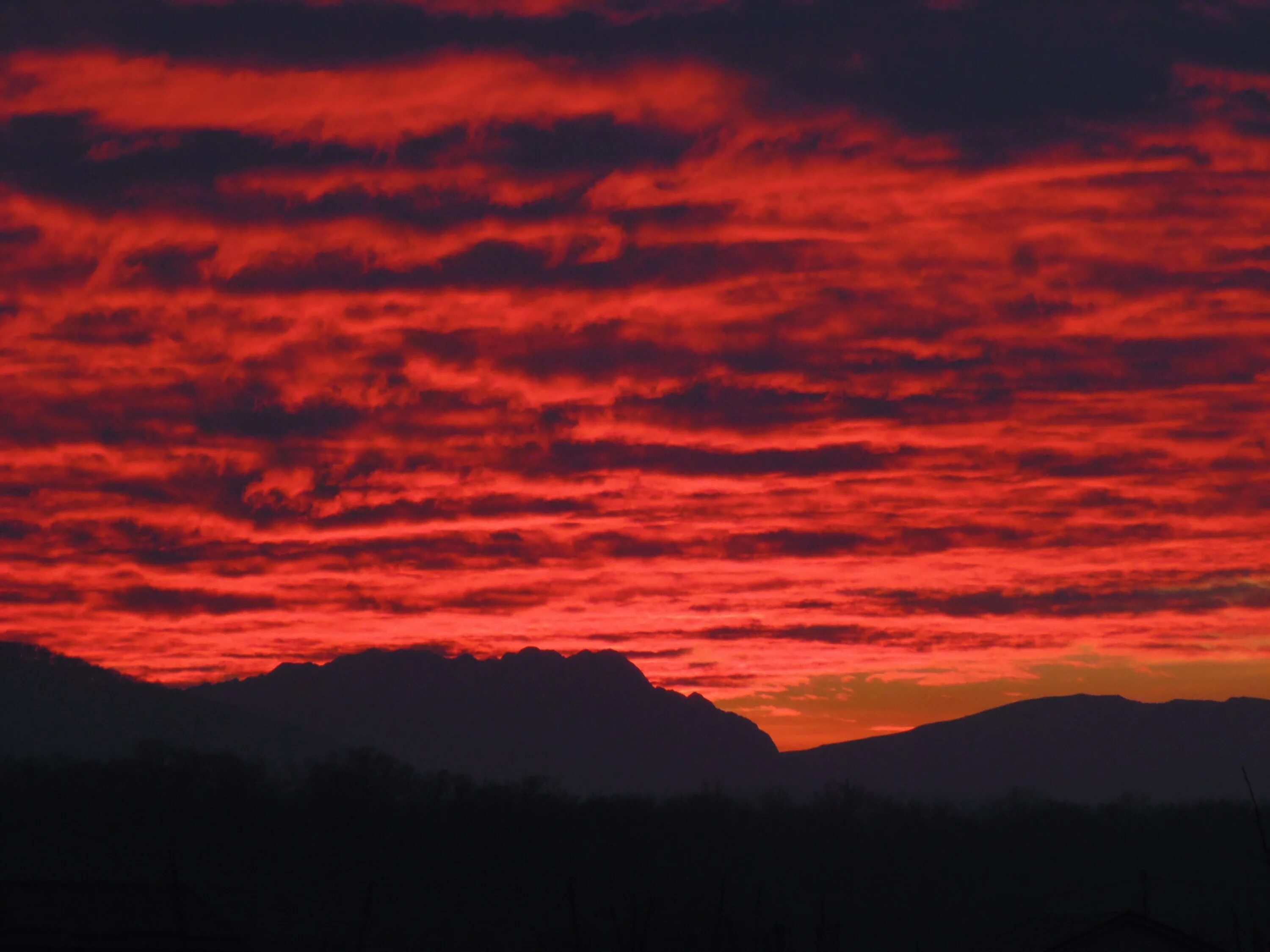 Красное небо где было. Красное небо. Горы и небо красное. Красный рассвет в горах. Закат драматический.