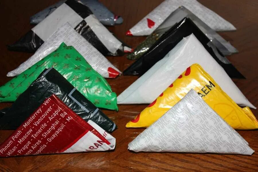 Как сложить мешки. Сложить пакеты. складывать пакеты треугольником. сложить полиэтиленовые пакеты. полиэтиленовый пакет треугольный.