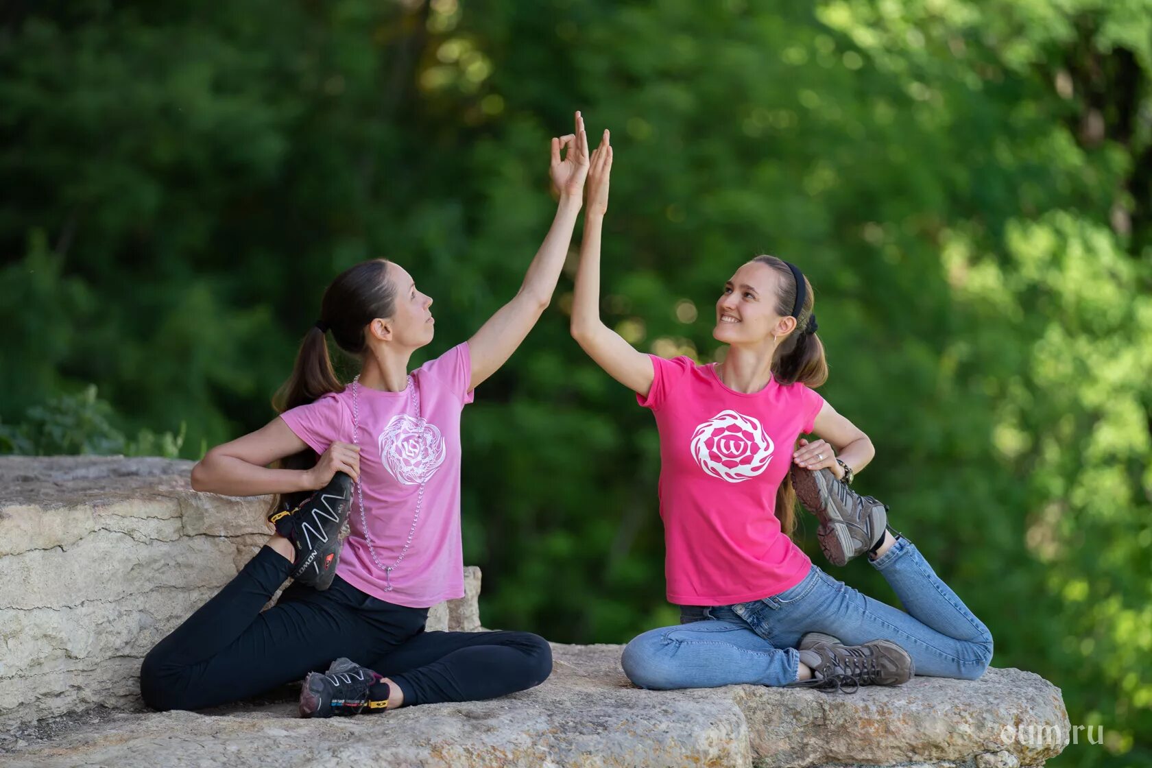 Yoga step. Йога 8 кругов поведения. Что такое дхарана в йоге. Ступени йоги весело просто. Красивое фото на ступенях йога.