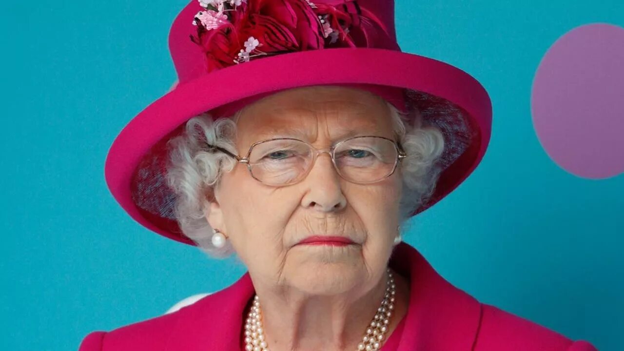 елизавета 2 злая. удивит королев. королева англии в ярости. зубы елизаветы 2. елизавета королева тымовск.